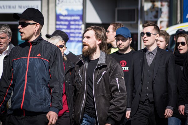 Demonstranter i Nordiska Motståndsrörelsens första maj-tåg i Falun 2017. Skägg, solbrillor, mörka kläder, skumma frisyrer. Joråsåatte...